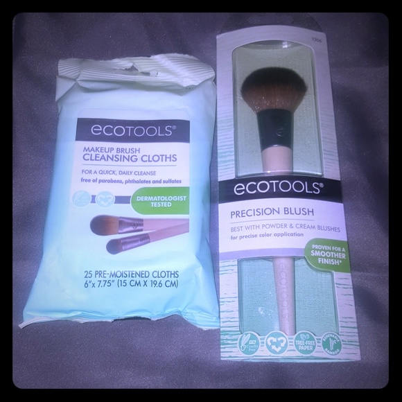 ecotools Other - ECOTOOLS BLUSH BRUSH&CLEANSING CLOTHS
